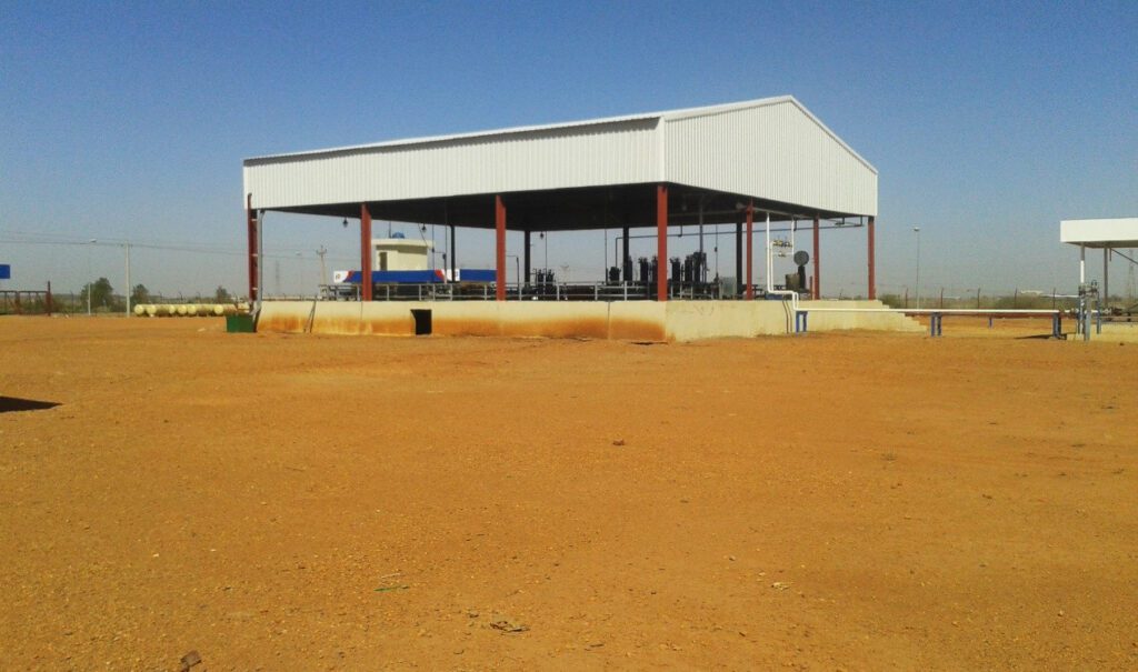 Side shot of the central gas filling platform, showing the open metal structure to ensure natural ventilation, with gauges and gas flow control valves (manifolds) visible.