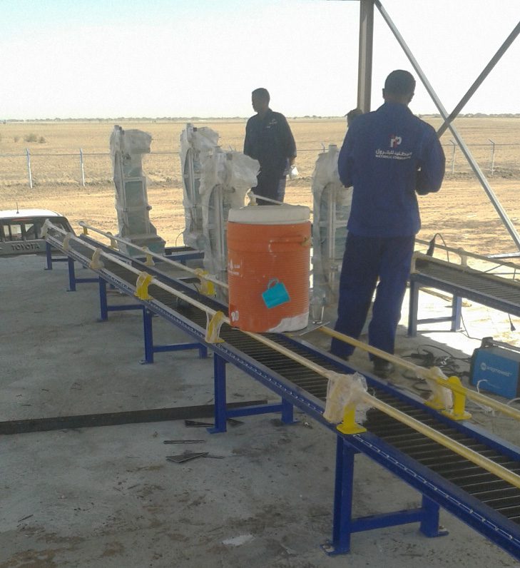 الكوادر الفنية للشركة أثناء عملية تركيب ومعايرة خطوط الإنتاج الجديدة، حيث تظهر سيور النقل الآلية ووحدات التعبئة تحت التجهيز في موقع القطينة.