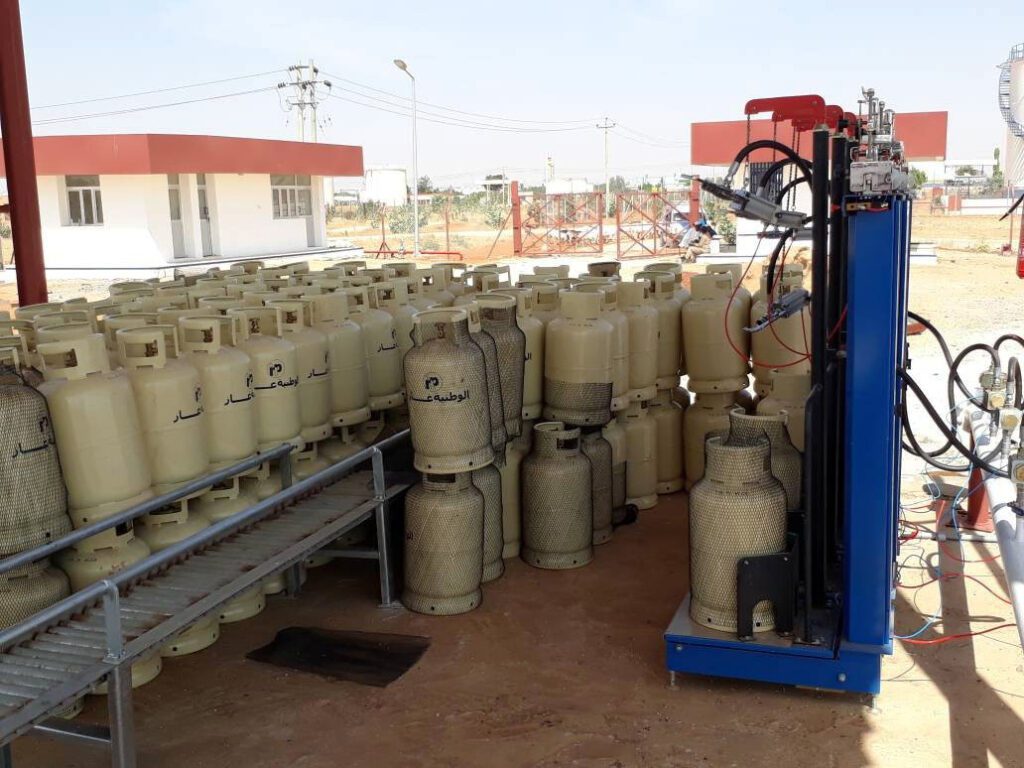 Automated gas cylinder filling line, featuring the integration of electronic scales with filling devices to ensure accurate weighing and adherence to operational safety requirements.