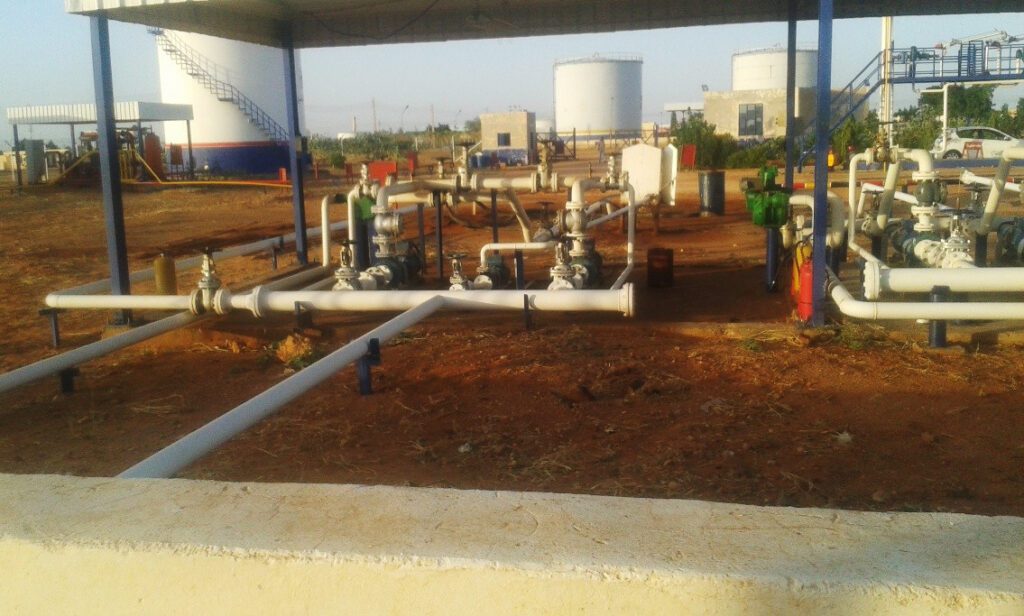 Product Manifold system equipped with manual gate valves, designed to precisely control the direction of fuel flow within the warehouse.