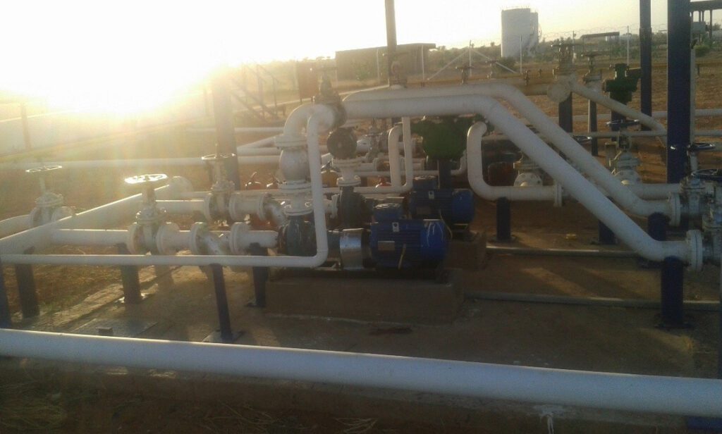 A central pumping station includes centrifugal pumps and electric motors to ensure the flow pressure necessary to transport products through the network.