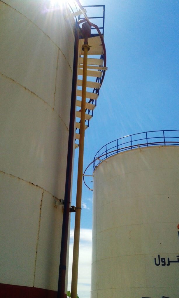 A vertical shot showing the ventilation systems (Vent Lines) and technical access ladders, designed according to safety standards to relieve pressure and ensure efficient maintenance.