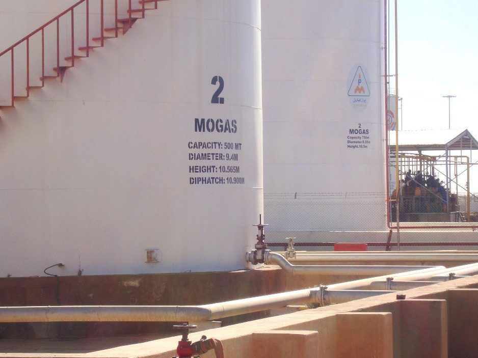 Vertical motor fuel storage tank (MOGAS) with a capacity of 500 metric tons, showing the technical specifications for diameter and height, connected to a network of underground pipes and isolation valves to ensure safe distribution of derivatives.