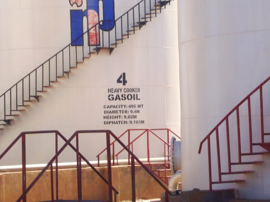 Technical details of the Heavy Cooker Gasoil storage tank showing the capacity of 495 metric tons, showing diphatch holes and technical access ladders for maintenance.