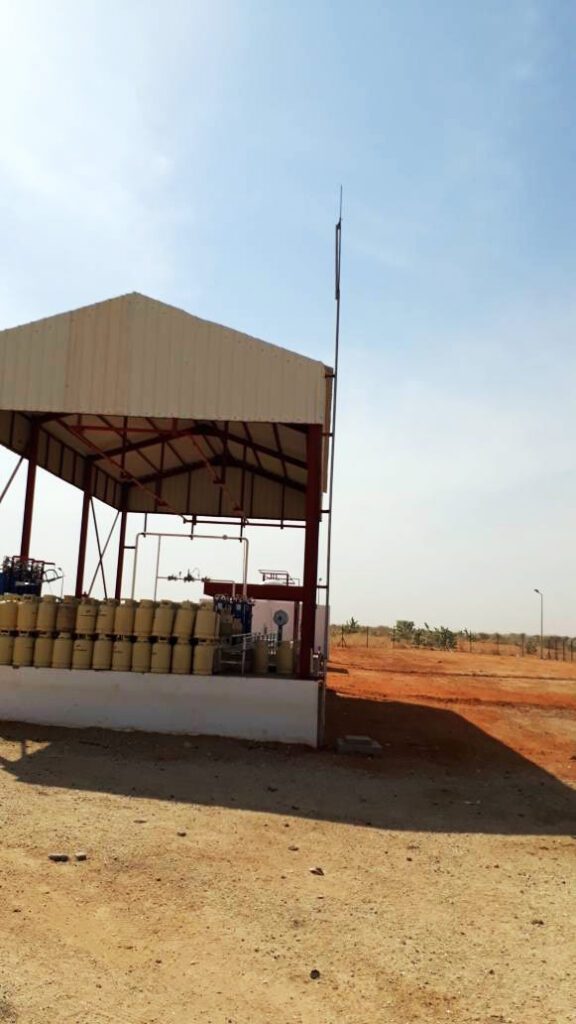 The storage warehouse for liquefied gas cylinders includes a shaded shipping platform to protect the stock from weather elements, with a lightning rod system and safety equipment necessary for safe logistical trading operations.