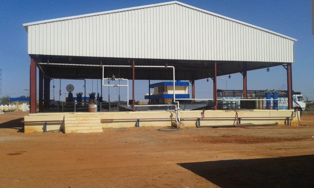 External view of the gas filling and loading bay (Loading Bay), showing the protective metal canopy infrastructure and pipelines associated with the unloading of transport tanks and loading of cylinders.