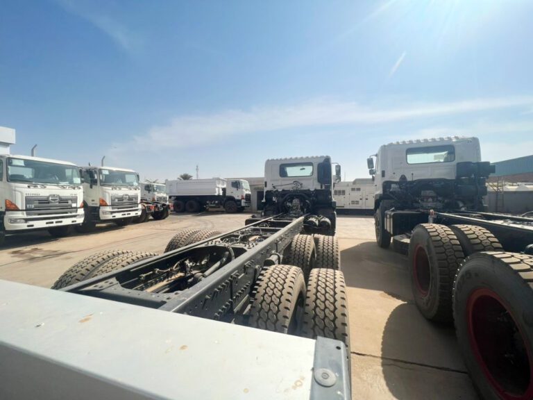 جانب من أسطول النقل الثقيل والخدمات اللوجستية بالشركة، يظهر شاحنات ومعدات حديثة جاهزة للتشغيل، مما يؤكد القدرة التشغيلية العالية على نقل وتوريد المواد البترولية بكفاءة.