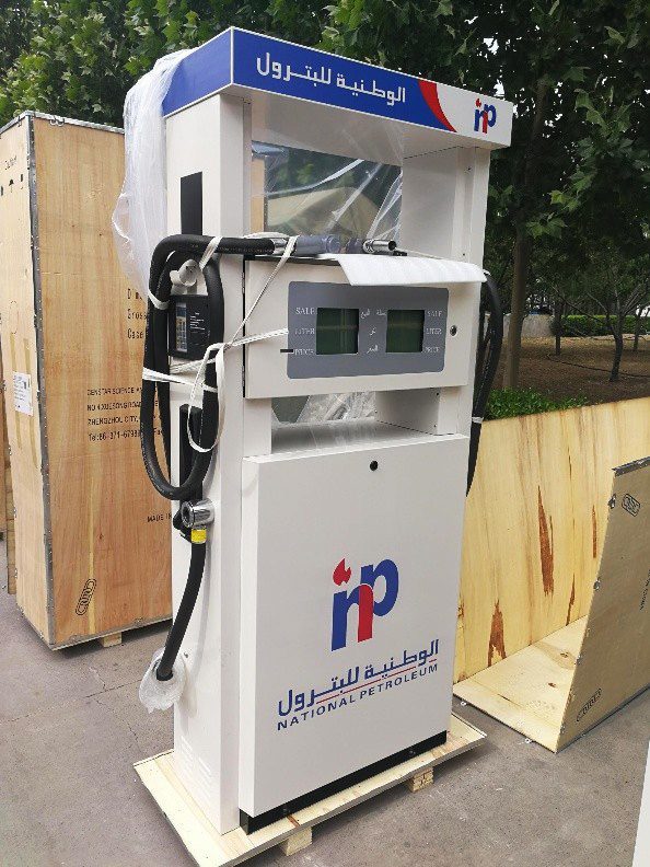 وحدة تعبئة وقود (Fuel Dispenser) في مرحلة التجهيز النهائي قبل الشحن، تظهر مغلفة جزئياً للحماية، وتتميز بتصميم عصري يسهل تجربة المستخدم ويوفر دقة متناهية في عمليات القياس.