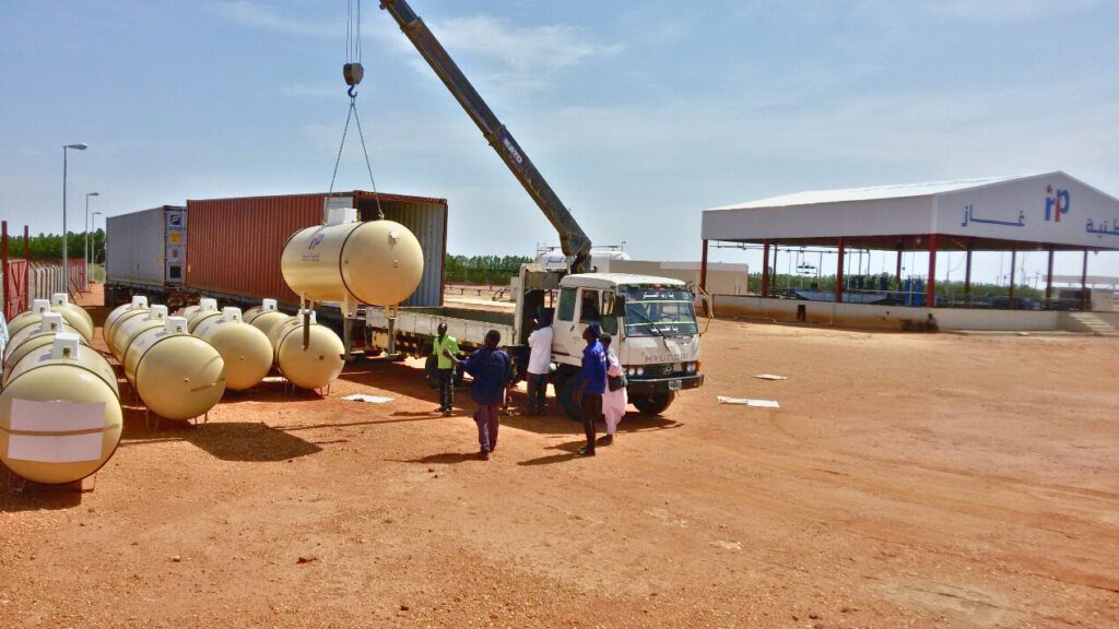 Large-scale logistics operations include unloading liquefied gas tanks (LPG tanks) from containers using heavy cranes, and preparing them for transportation or field installation to enhance the facility’s storage capacity.