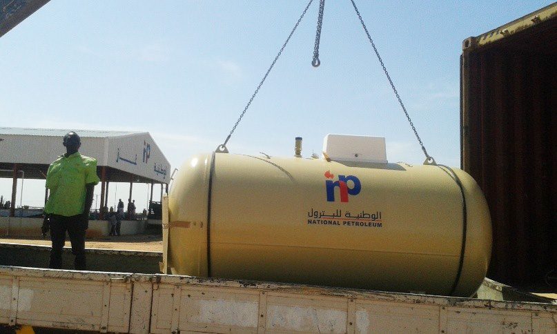 A close-up of the process of lifting a medium-capacity horizontal gas tank using a hydraulic crane, showing the sturdiness of the external structure and the tank's readiness for integration into the distribution network and operational services.