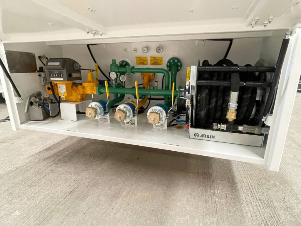 منظومة تحكم وتوزيع متكاملة (Distribution Skid) داخل صندوق حماية، تشتمل على عداد تدفق رقمي، صمامات ضغط، وبكرة خراطيم تفريغ، مصممة بدقة عالية لعمليات التزويد الميدانية الآمنة.